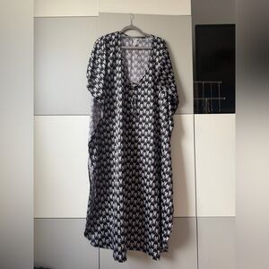 Jennifer Lopez Black and White Patterned Maxi Dress